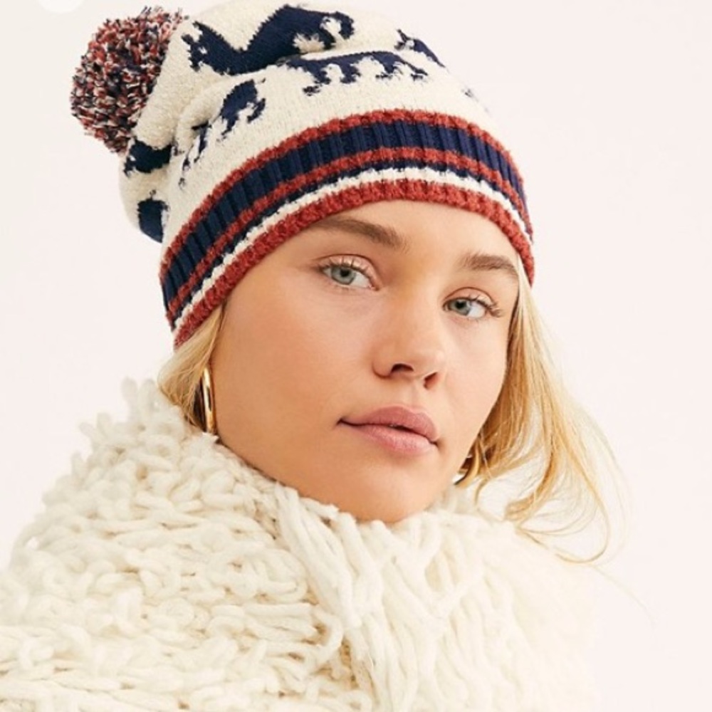 NWT FREE PEOPLE ALPACA BEANIE!!